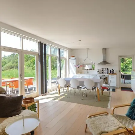 Three-bedroom Holiday In בית נופש