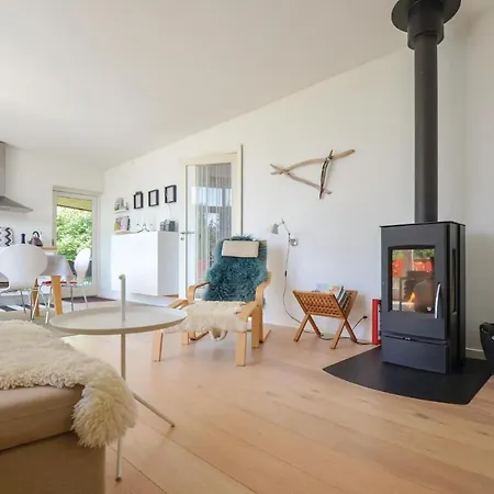 Three-bedroom Holiday In בית נופש